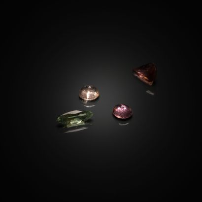Lot de quatre tourmalines rondes (x2), navette...