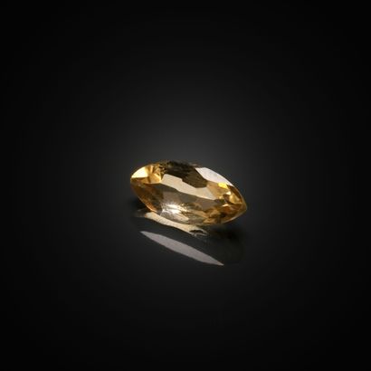 Citrine navette sur papier. 
Poids : 2.92...