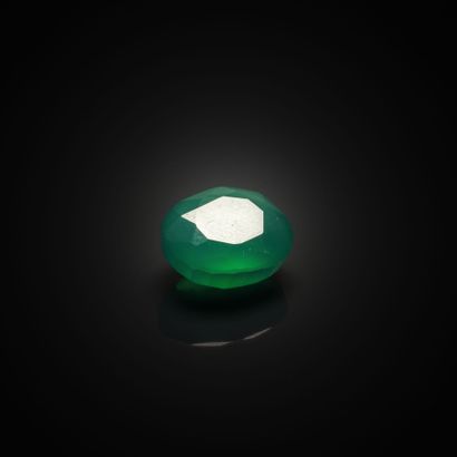 Agate ovale sur papier. 
Poids : 7.34 ct...