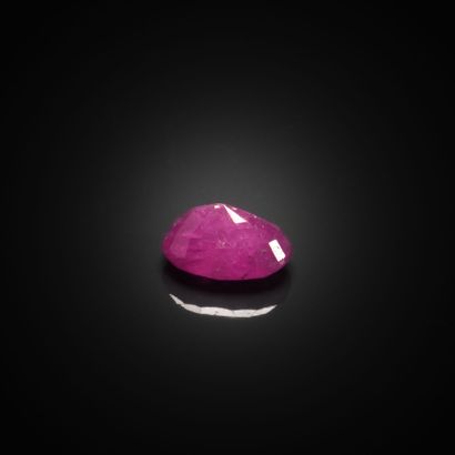 Rubis ovale sur papier. 
Poids : 0.86 ct...