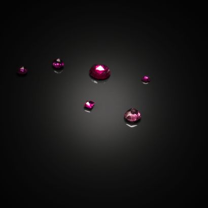 Lot de six rubis sur papier. 
Différentes...