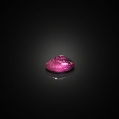 Tourmaline rose ovale sur papier. 
Poids...