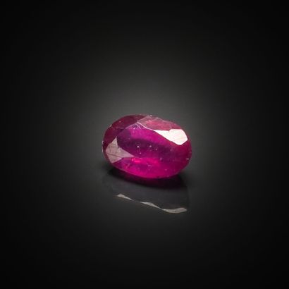 Rubis ovale sur papier. 
Dimensions : 6.85...
