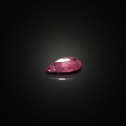 Saphir rose poire sur papier. 
Dimensions...