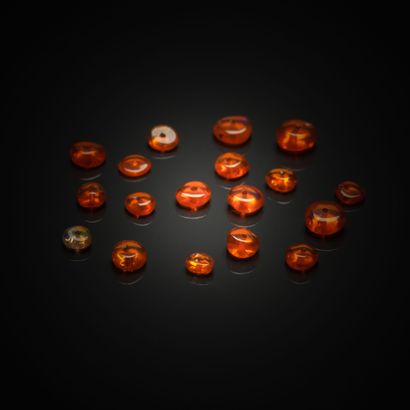 Lot d'opales orange percées sur papier. 
Environ...