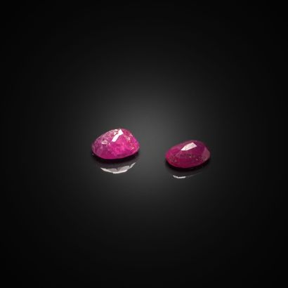Appairage de rubis ovales sur papier. 
Poids...