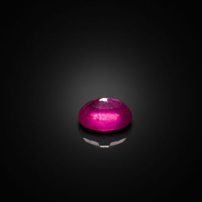 Rubis ovale sur papier. 
Dimensions : 8.97...
