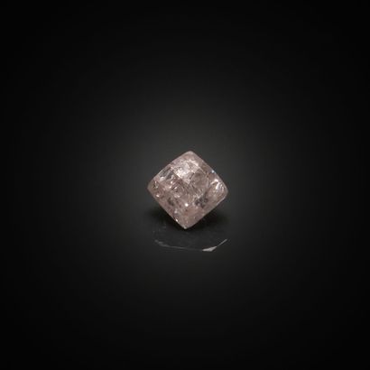Diamant rose coussin sur papier. 
Poids :...