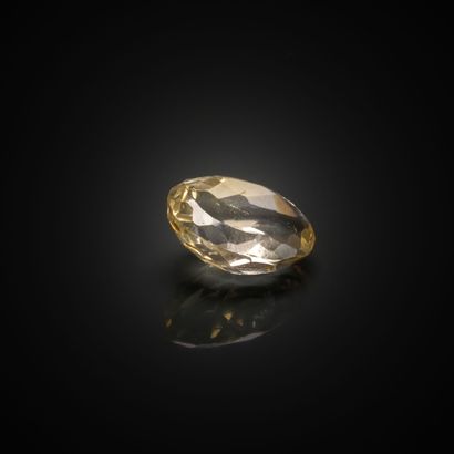 Quartz lemon ovale sur papier. 
Poids : 5.54...