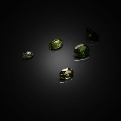 Lot de tourmalines vertes sur papier.
Différentes...