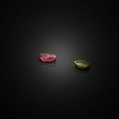 Lot de deux tourmalines brutes (vertes et...