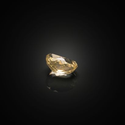 Quartz lemon ovale sur papier. 
Poids : 6.80...