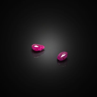 Appairage de rubis poires sur papier. 
Poids...