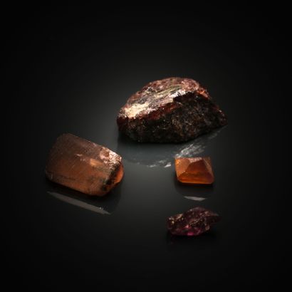 Lot de tourmalines brutes sur papier. 
Poids...