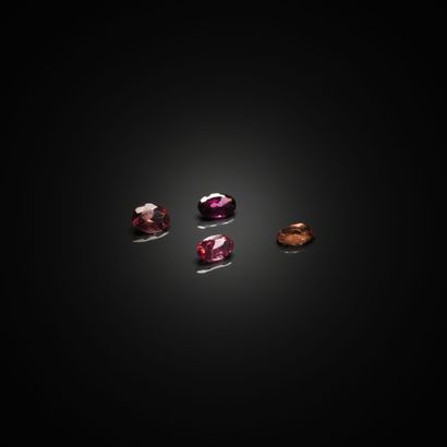 Lot de quatre tourmalines roses ovales sur...