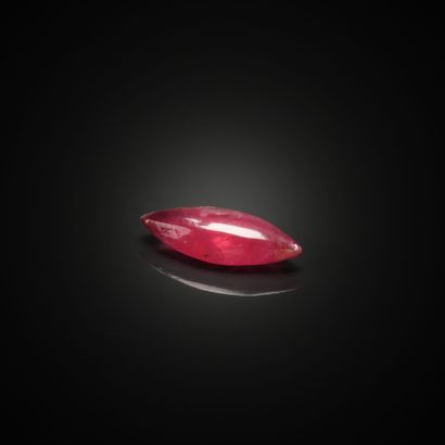 Rhodonite navette cabochon sur papier. 
poids...