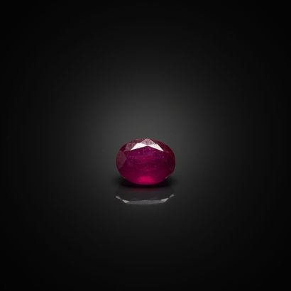 Rubis ovale sur papier. 
Dimensions : 7.10...