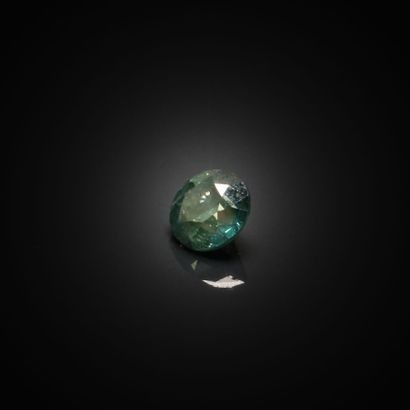 Diamant bleu/vert rond sur papier. 
Dimensions...