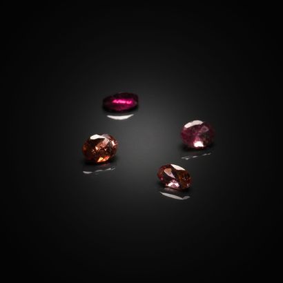 Lot de quatre tourmalines roses ovales sur...