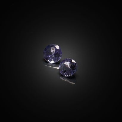 Appairage de tanzanites rondes sur papier....