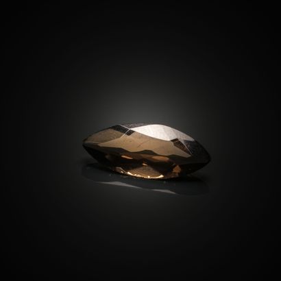 Quartz fumé navette sur papier. 
Poids :...