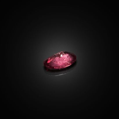 Tourmaline rose ovale sur papier. 
Poids...