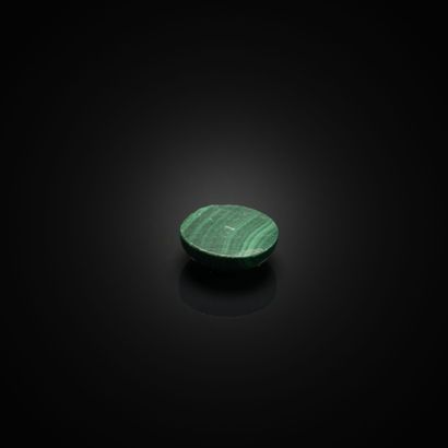 Malachite ronde cabochon sur papier. 
Poids...