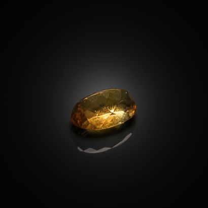 Citrine ovale sur papier. 
Poids : 8.68 ...