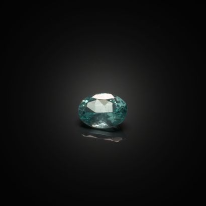 Apatite ovale sur papier.
Poids : 0.78 c...