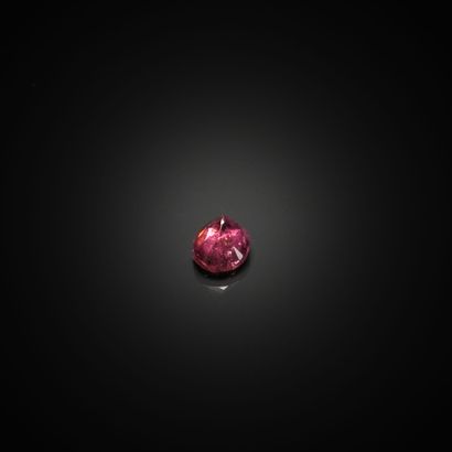 Tourmaline rose ovale sur papier. 
Poids...