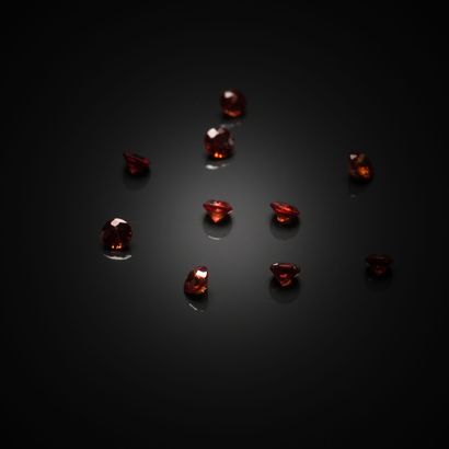 Mélée de saphirs orange ronds sur papier....