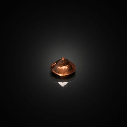 Zircon orange rond sur papier. 
Poids : 1.56...