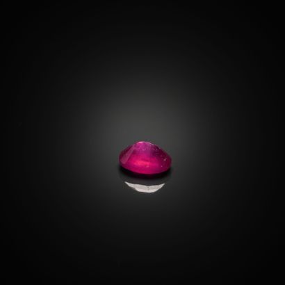 Rubis ovale sur papier. 
Dimensions : 7.10...