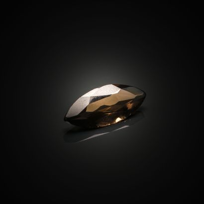 Quartz fumé navette sur papier. 
Poids :...