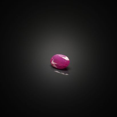 Rubis ovale sur papier. 
Poids : 0.86 ct...
