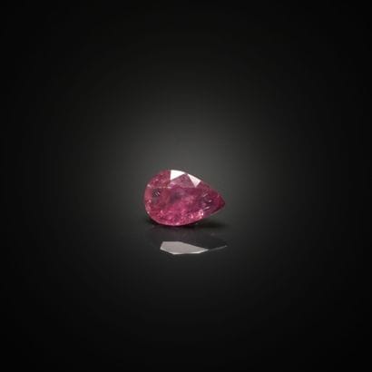 Saphir rose poire sur papier. 
Dimensions...