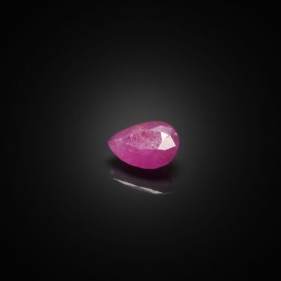 Rubis poire sur papier. 
Poids : 0.82 ct...