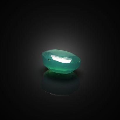 Agate ovale cabochon sur papier. 
Poids :...