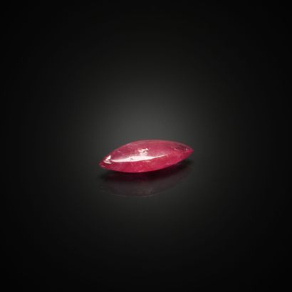 Rhodonite navette cabochon sur papier. 
poids...