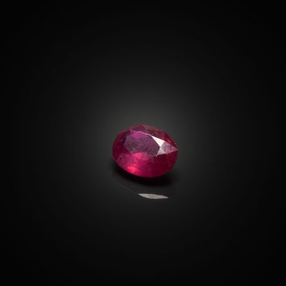 Rubis ovale sur papier. 
Dimensions : 9.07...