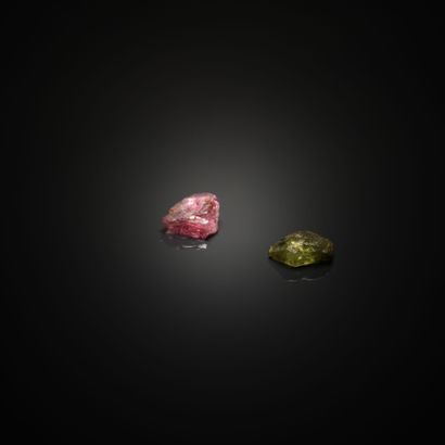 Lot de deux tourmalines brutes (vertes et...