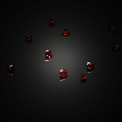 Mélée de rubis ronds sur papier. 
Environ...
