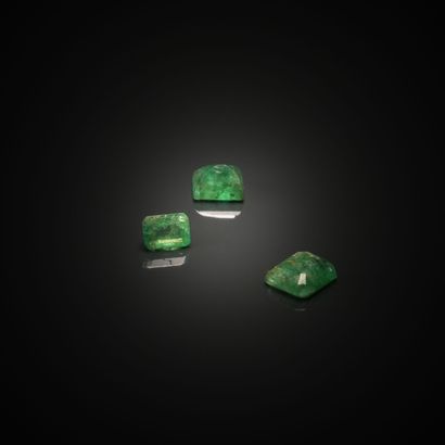 Lot de trois émeraudes rectangulaires à pans...