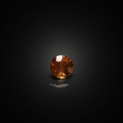 Zircon orange rond sur papier. 
Poids : 1.56...