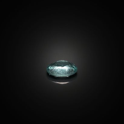 Apatite ovale sur papier.
Poids : 0.78 c...