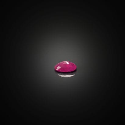 Rubis ovale sur papier. 
Poids : 0.86 ct...