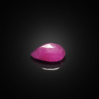 Rubis poire sur papier. 
Poids : 0.82 ct...