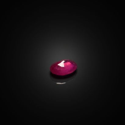 Rubis ovale sur papier. 
Dimensions : 9.07...