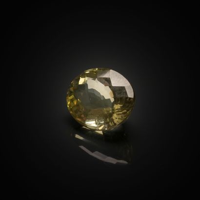 Quartz lemon ovale facetté sur papier. 
Poids...