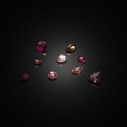 Lot de tourmalines roses sur papier.
Différentes...